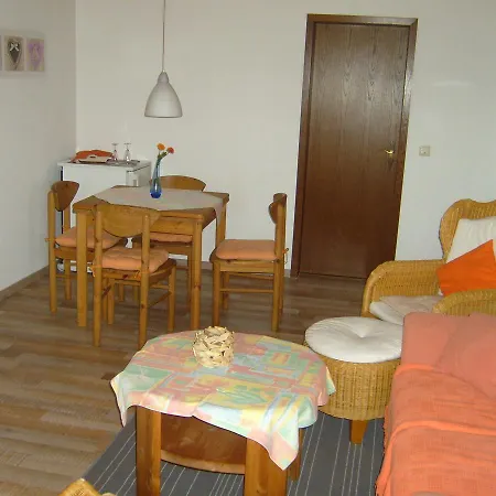 Am Limespfad Апартаменты Hesselbach